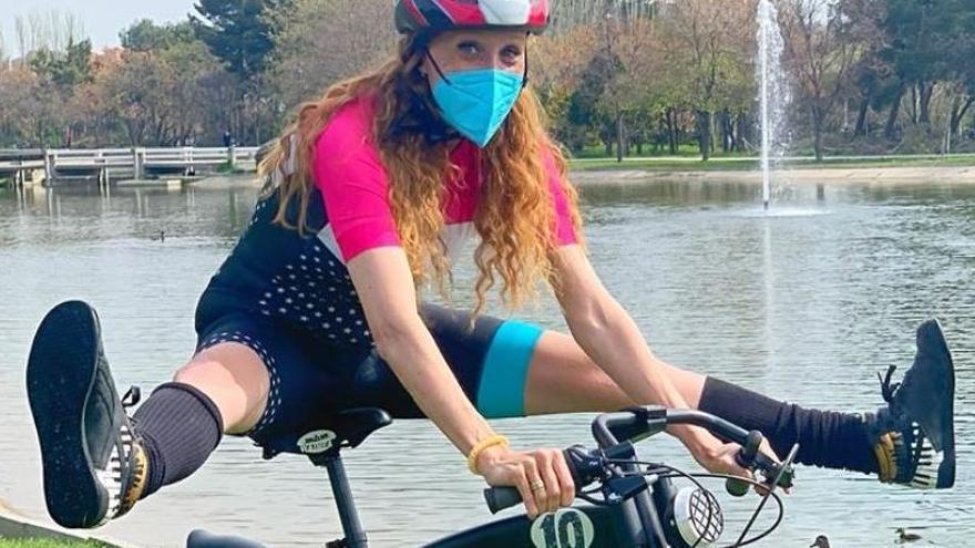 María Castro sale a dar un paseo en bicicleta por la Casa de Campo de Madrid