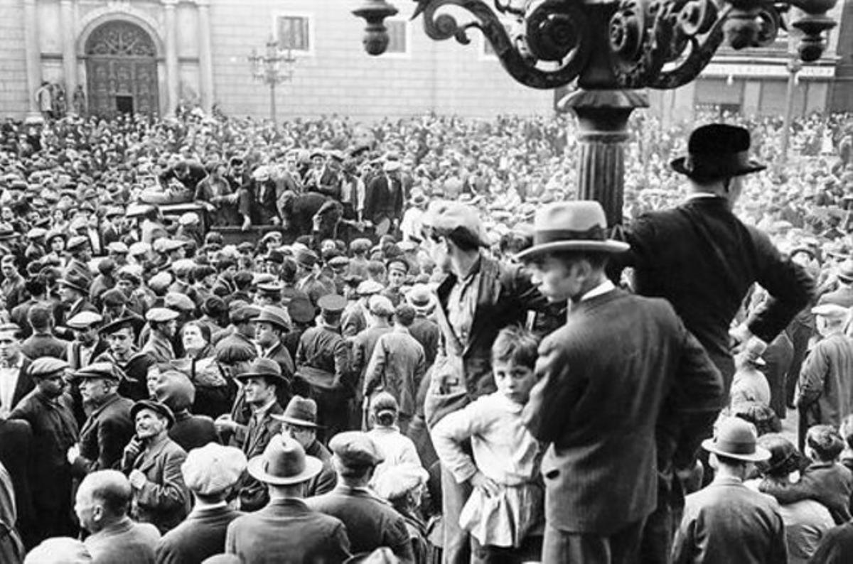 ARRIBA LA REPÚBLICA. La multitud s’amuntega a la barcelonina plaça de Sant Jaume, el 14 d’abril de 1931. ARRIBA LA REPÚBLICA. La multitud s’amuntega a la barcelonina plaça de Sant Jaume, el 14 d’abril de 1931.