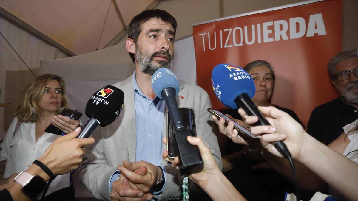 El coordinador de IU y candidato a las Cortes de Aragón, Álvaro Sanz, atiende a los medios en la noche electoral.