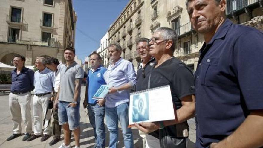 Los integrantes de la plataforma Salvemos al Hércules en la plaza del Ayuntamiento, antes de reunirse ayer con el alcalde Echávarri.