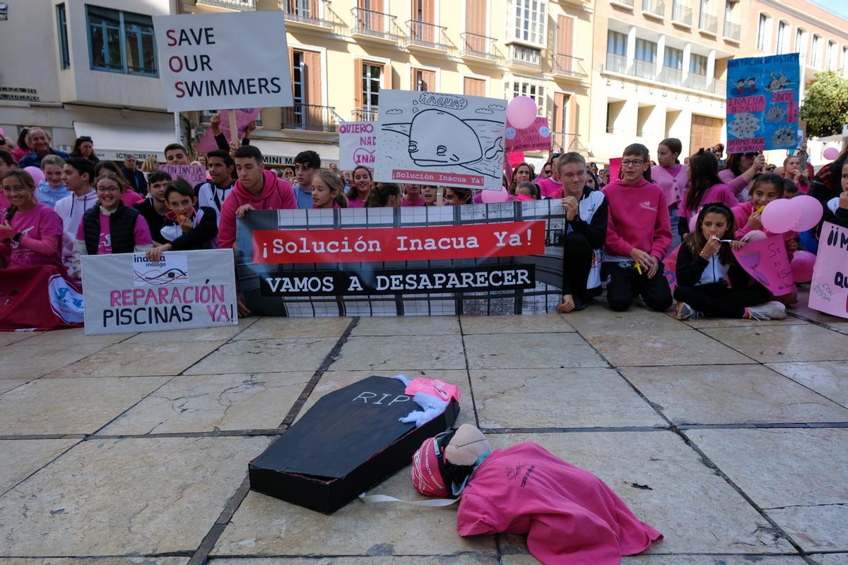 Manifestación de usuarios del Club Inacua por el cierre de la piscina.