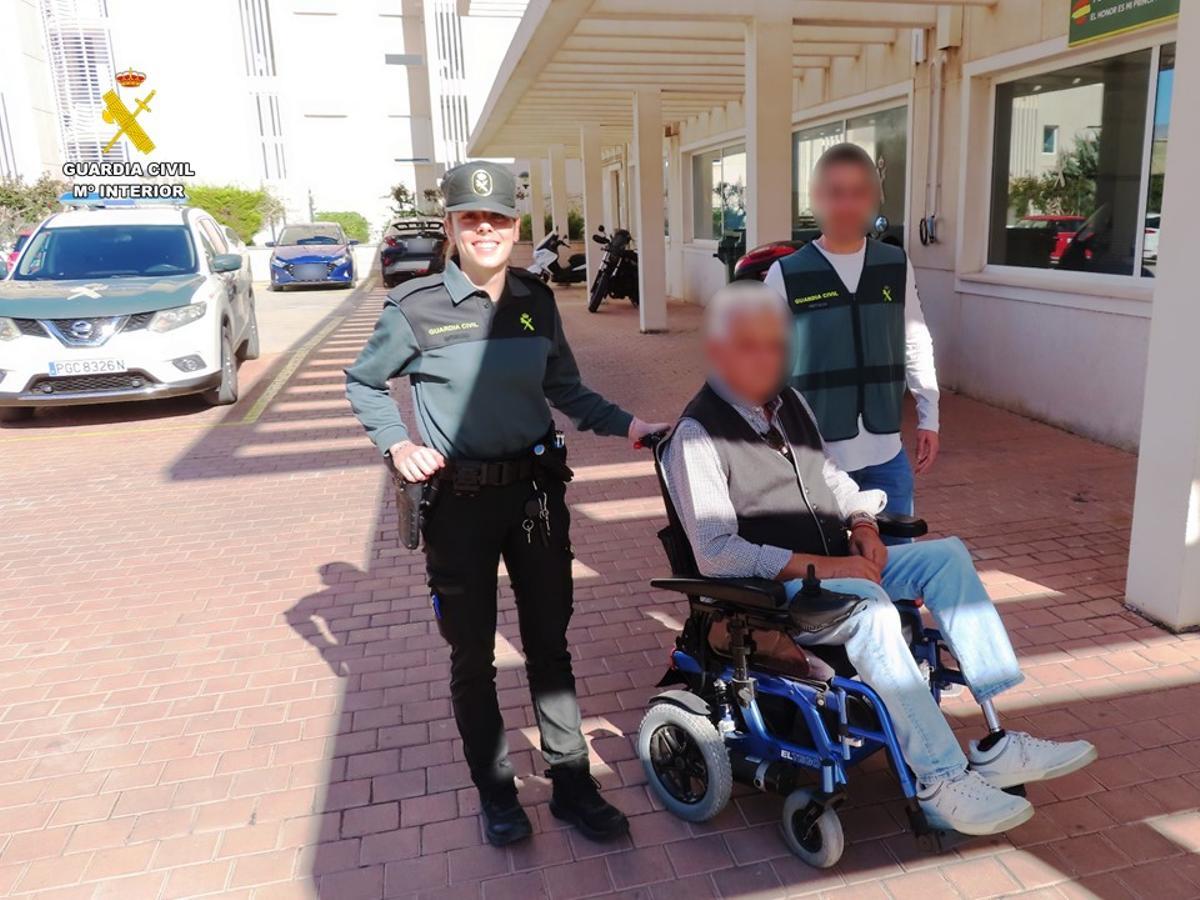 Agentes de la Guardia Civil cuanto al propietario de la silla de ruedas.
