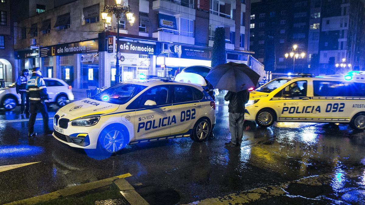 Efectivos de la Policía Local en la calle General Elorza, tras un accidente