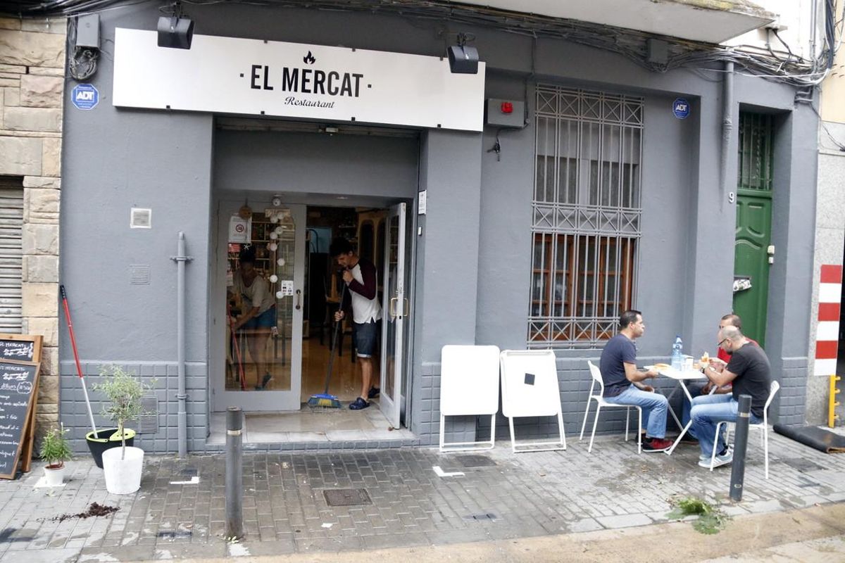 Feines de neteja en uns baixos inundats per la pluja a Badalona.