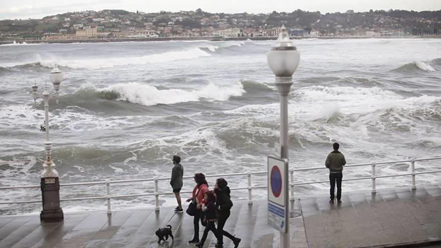 Oleaje en Gijón, en una imagen de archivo.