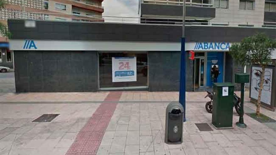 La sucursal bancaria asaltada esta mañana en la Travesía de Vigo. // FdV