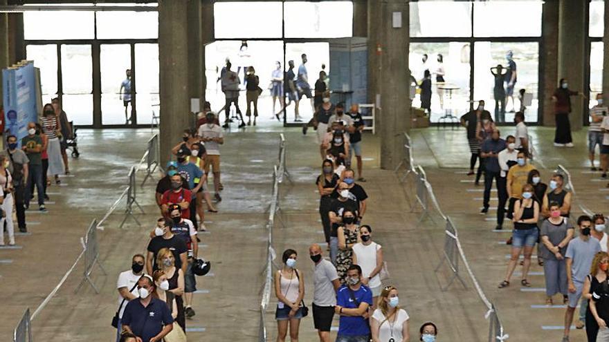 Cues per rebre la vacuna al Palau Firal de Girona