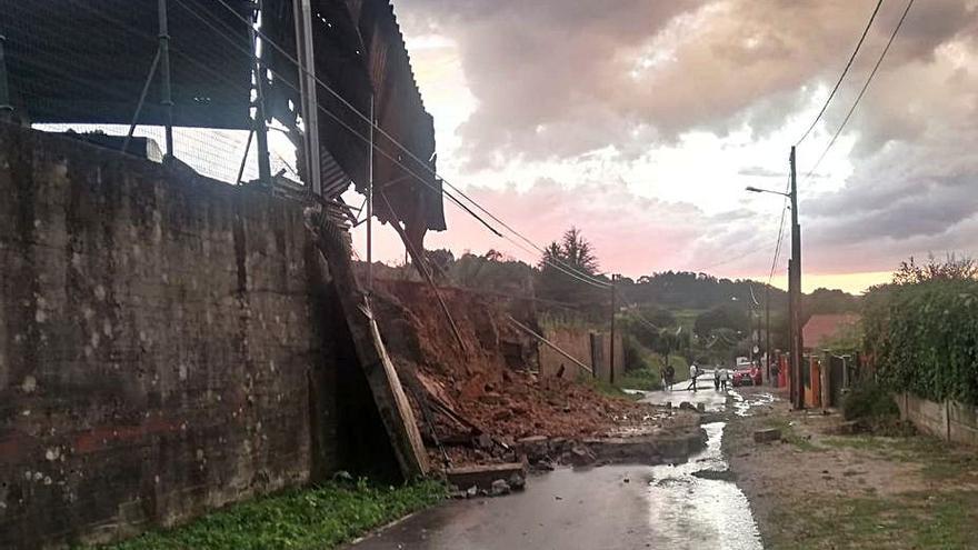 Derrumbe de un muro en Pravio, ayer en Cambre. 