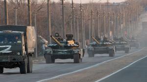 Los carros de combate del Ejército ruso cerca de la ciudad de Mariúpol (Ucrania).
