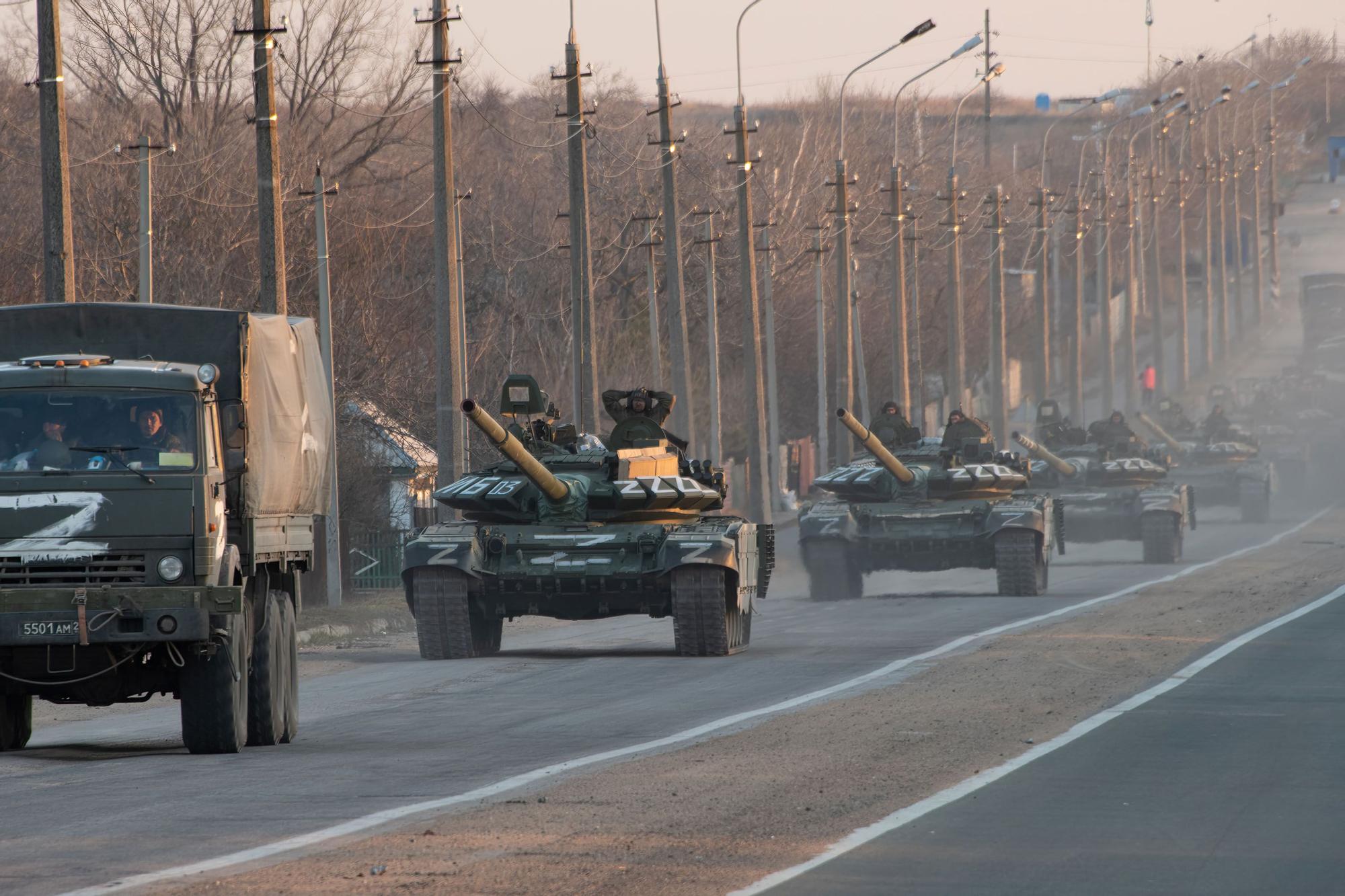 Los carros de combate del Ejército ruso cerca de la ciudad de Mariúpol (Ucrania).