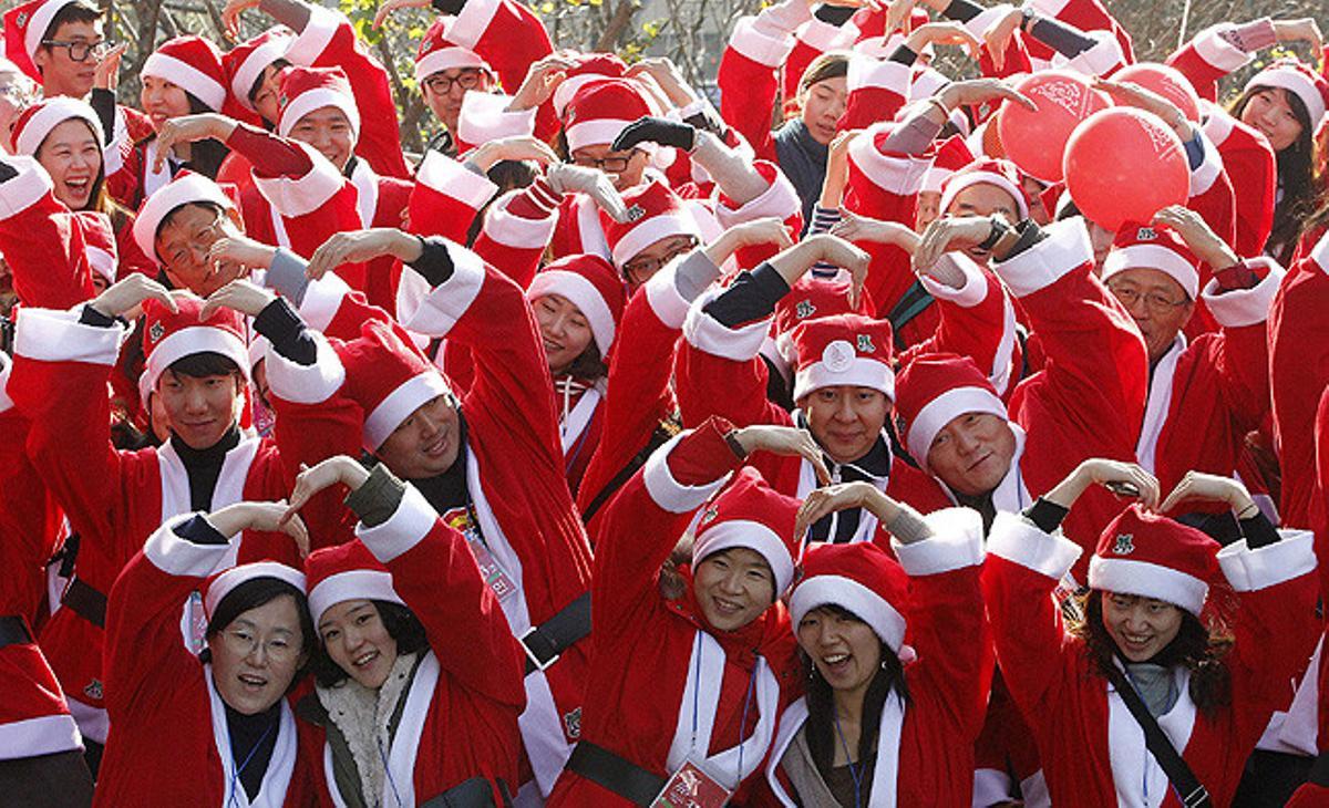 200 voluntaris vestits de Santa Claus en una ’performance’ per promocionar una campanya per donar regals als nens nascuts prematurament a Seül (Corea del Sud).
