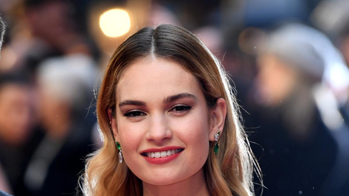 Detalle del escote de Lily James con cristales