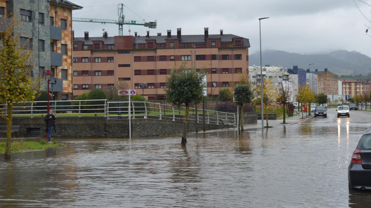 Inundaciones en Asturias: la lluvia complica la situación en muchos puntos de la región, con alerta amarilla y de desbordamientos