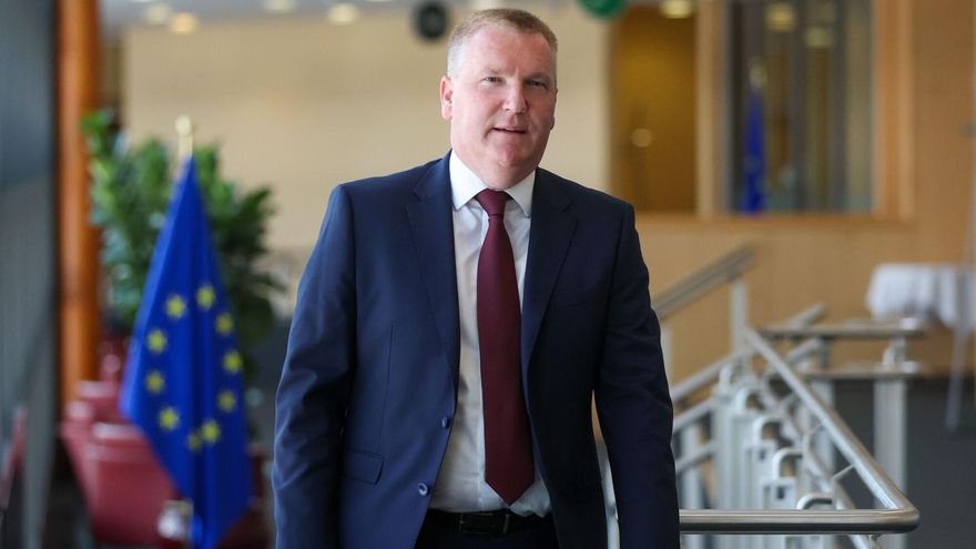El comisario europeo Michael McGrath, quien reconoció que algunos aspectos de los precios dinámicos podían constituir una práctica comercial desleal, este septiembre en Bruselas