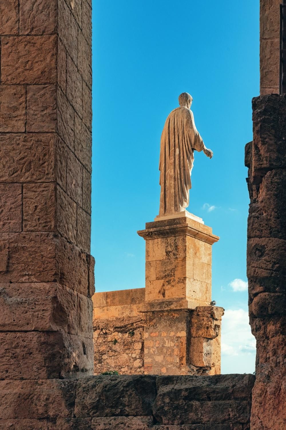 Estatua de César Augusto junto a la Torre del Pretorio