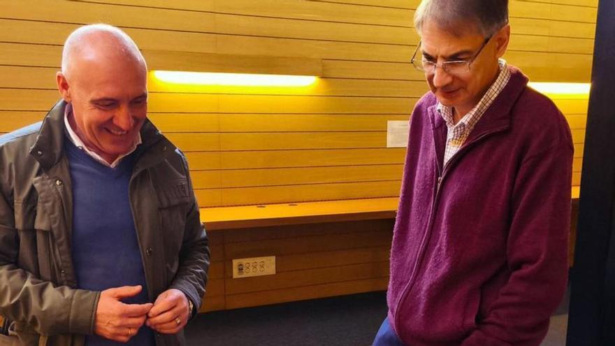 Xilberto Llano, a la derecha, junto al concejal Abel Junquera, observa un pergamino de 1476 sobre el Coto de San Nicolás donado al Archivo.  | LNE