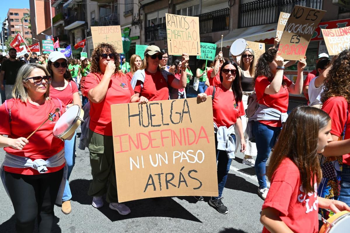 La manifestación de profesores por la huelga educativa llena las calles de Elche