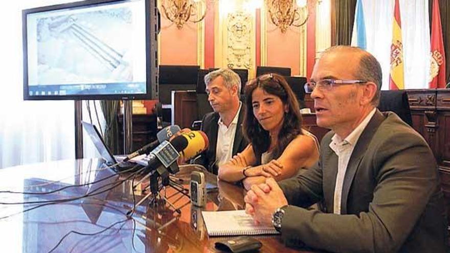 José María Eguileta, Isabel Pérez y José Ángel Vázquez Barquero, ayer en el concello.  // Jesús Regal