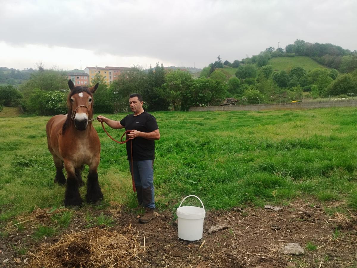 Roberto Fernández Fernández con "Kempes" en su finca de Los Niserinos.