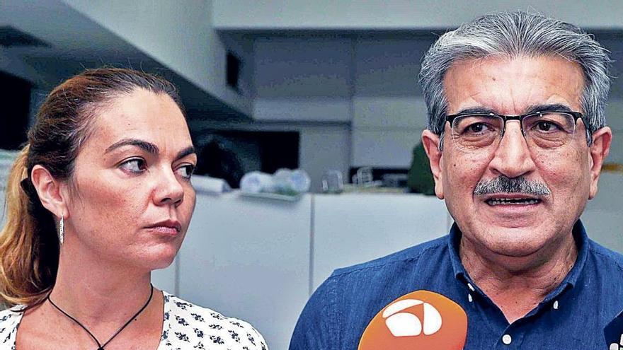 María José López y Román Rodríguez, atendiendo a los medios de comunicación.