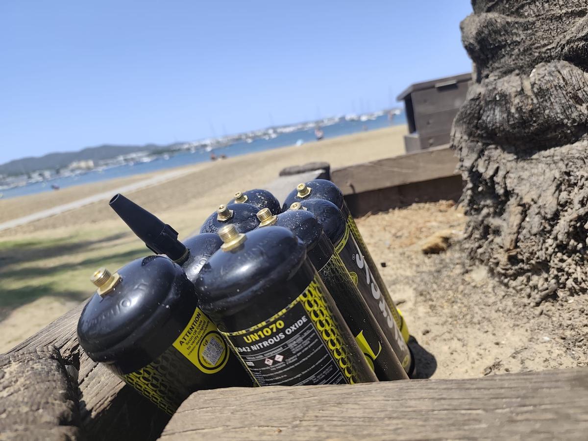 Ocho botes de gas de la risa en una palmera de la playa