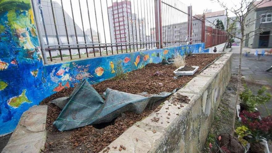 Una parte del jardín destrozado en la noche del domingo.