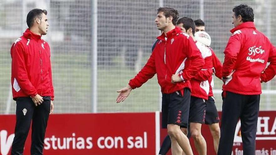 Eguren, en el centro, conversa con Mate Bilic durante el entrenamiento de ayer.