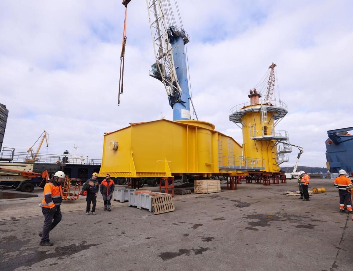 Grandes piezas metálicas a la espera de ser embarcadas en los muelles de Valliniello.  | LUISMA MURIAS