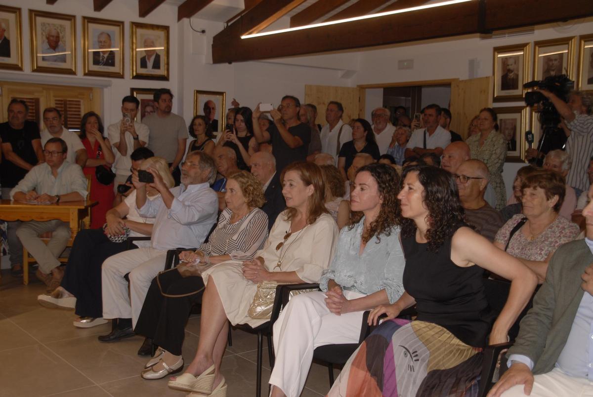 Francina Armengol, Rosario Sánchez y Amanda Fernández siguen el pleno de despedida de Andreu Isern en una sala repleta de vecinos.