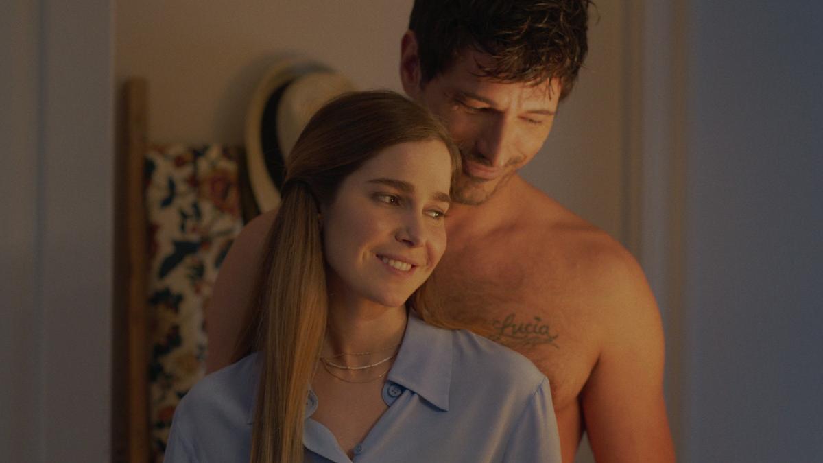 Andrés Velencoso y Natalia Sánchez en 'Regreso a las Sabinas'.