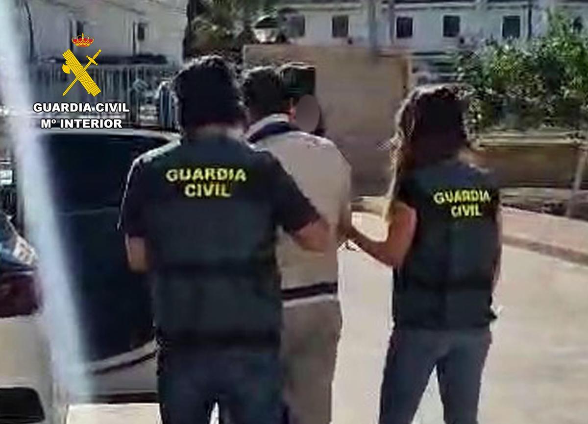 La Guardia Civil con el arrestado.