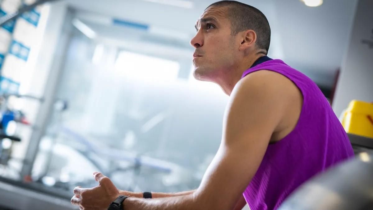 Oriol Romeu espera en una sala para la revisión médica.