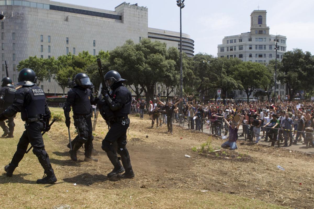 El desallotjament de la plaça de Catalunya, vist per Albert Bertran.