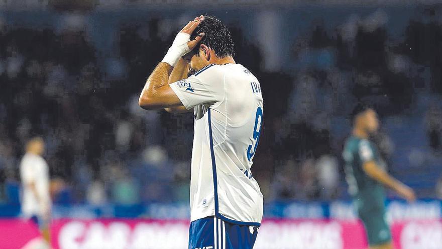 Iván Azón se lamenta en un momento del partido ante el Racing de Ferrol.