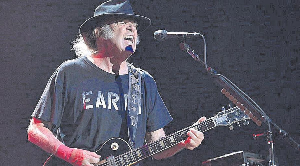 Neil Young li declara la guerra a Trump en una cançó Neil Young li declara la guerra a Trump en una cançó