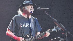 Neil Young li declara la guerra a Trump en una cançó