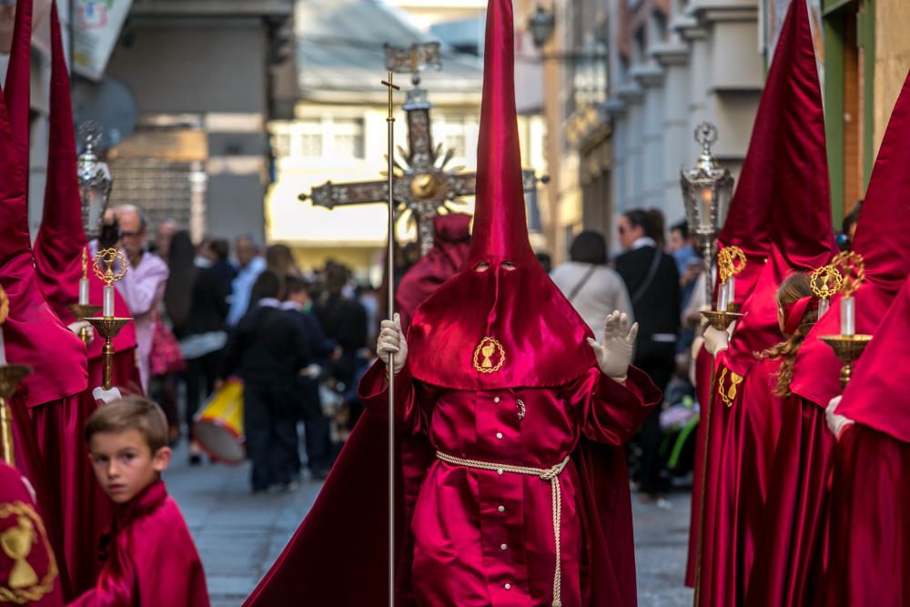 Miles de personas salen a la calle para ver procesionar a seis cofradías