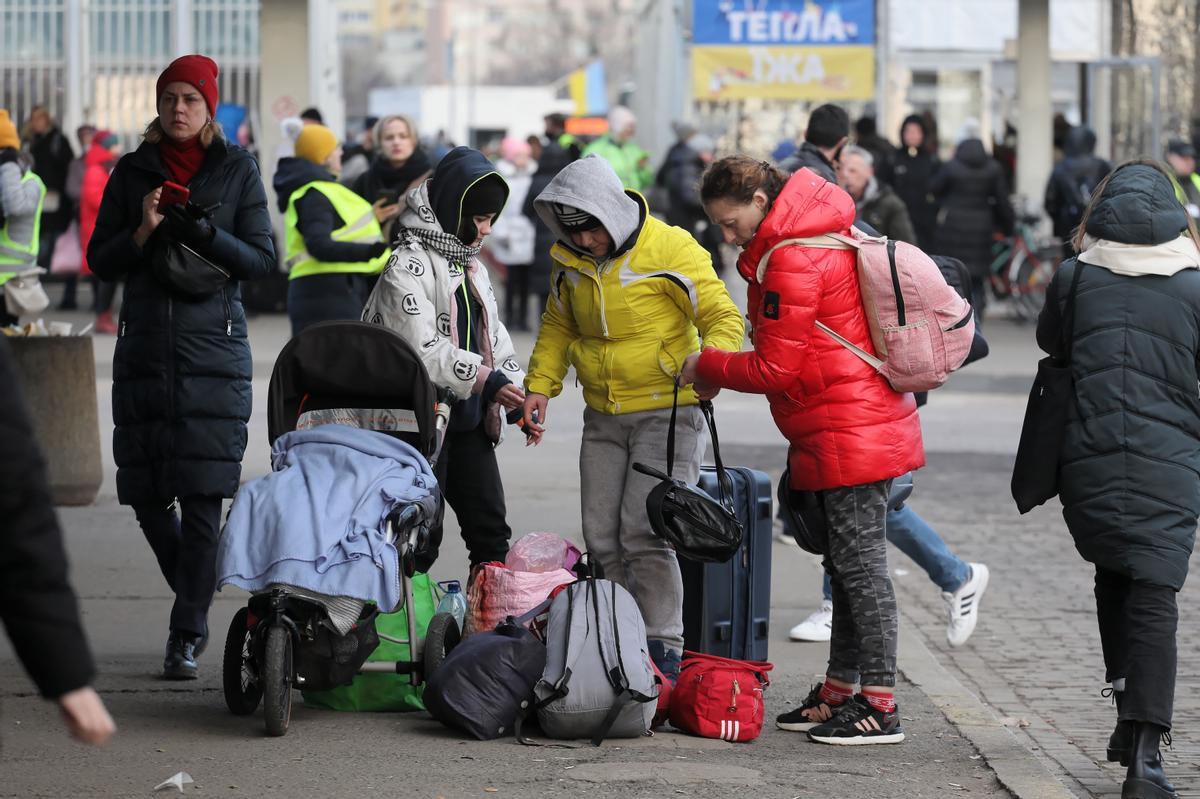 Refugiados de Ucrania en la estación de autobuses cerca de la estación de tren Warszawa Zachodnia (Varsovia Oeste), Polonia.