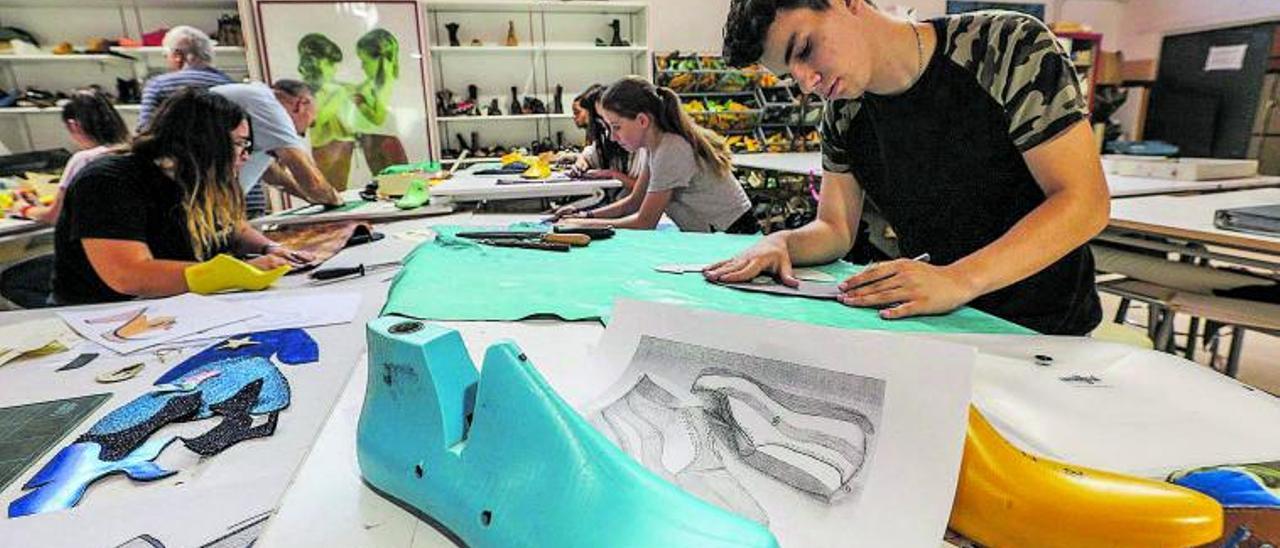 Estudiantes de diseño y moda del calzado en el IES Sixto Marco de Elche. | ANTONIO AMORÓS