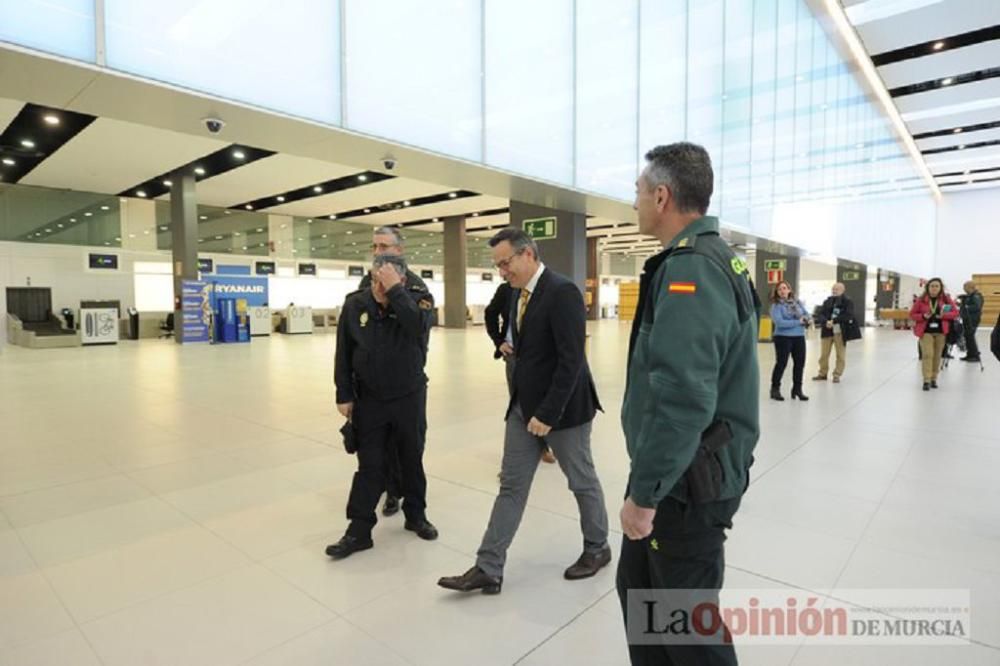 El delegado del Gobierno visita el aeropuerto de Corvera