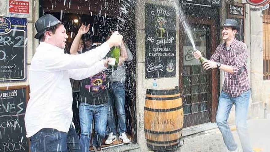 Un grupo de jóvenes celebran uno de los premios en una cervecería viguesa