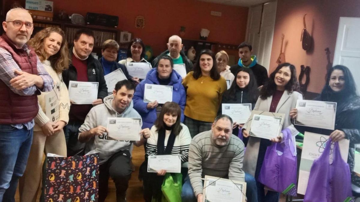 A la izquierda, Armando Fernández con uno de los grupos de alumnos del centro.