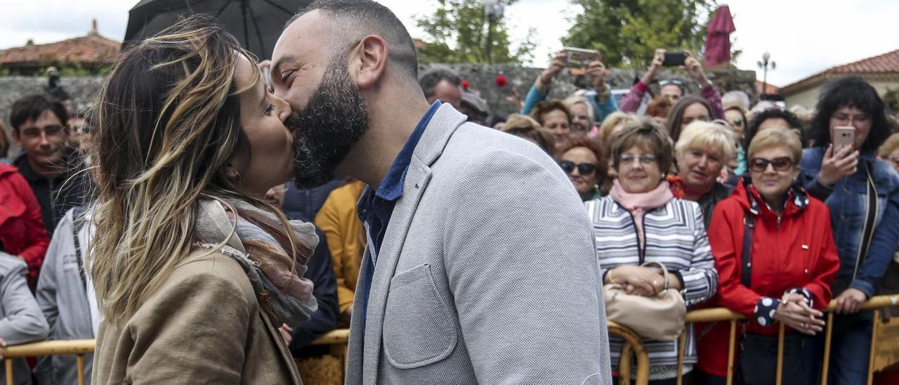 Una pareja celebra el rito del beso en la ermita de La Luz.