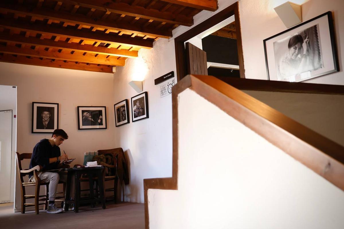Un pintor, concentrado, durante la realización del concurso.