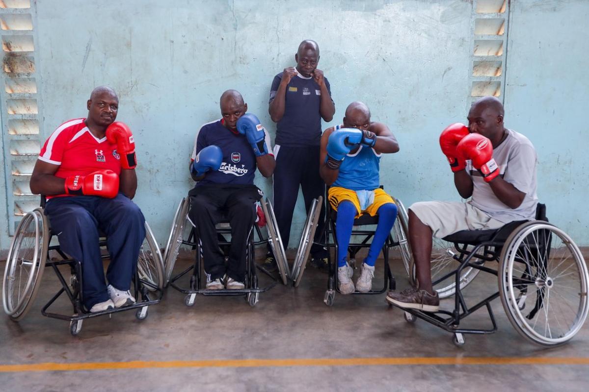 XDI19. NAIROBI (KENIA), 21/11/2018.- (De izq a dch) Los paraboxeadores Clinton Mugesi, Austin Kamau, Daniel Oyombe (entrenador), Duncan Karanja y George Otito posan tras un entrenamiento en una cancha de baloncesto de la Asociación Cristiana de Jóvenes (YMCA), en Nairobi (Kenia), el 16 de noviembre de 2018. Los boxeadores forman parte del primer equipo de paraboxeo de Kenia, Westie Paraboxing Club de Nairobi, integrado por seis personas que aspiran a representar a Kenia en las próximos Juegos Paralímpicos cuando se reconozca este deporte. El equipo pretende popularizar el deporte en todo el país, y para ello, realizan giras por diferentes condados de Kenia con el fin de demostrar que esa actividad puede ser una vía más para luchar contra la exclusión social. EFE/ Daniel Irungu