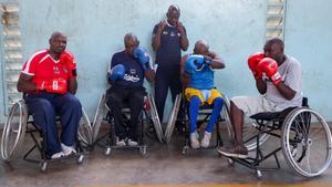 XDI19. NAIROBI (KENIA), 21/11/2018.- (De izq a dch) Los paraboxeadores Clinton Mugesi, Austin Kamau, Daniel Oyombe (entrenador), Duncan Karanja y George Otito posan tras un entrenamiento en una cancha de baloncesto de la Asociación Cristiana de Jóvenes (YMCA), en Nairobi (Kenia), el 16 de noviembre de 2018. Los boxeadores forman parte del primer equipo de paraboxeo de Kenia, Westie Paraboxing Club de Nairobi, integrado por seis personas que aspiran a representar a Kenia en las próximos Juegos Paralímpicos cuando se reconozca este deporte. El equipo pretende popularizar el deporte en todo el país, y para ello, realizan giras por diferentes condados de Kenia con el fin de demostrar que esa actividad puede ser una vía más para luchar contra la exclusión social. EFE/ Daniel Irungu
