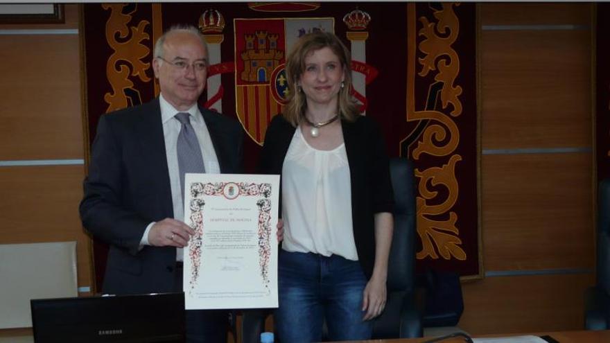 La alcaldesa entregó el premio al director gerente del hospital.