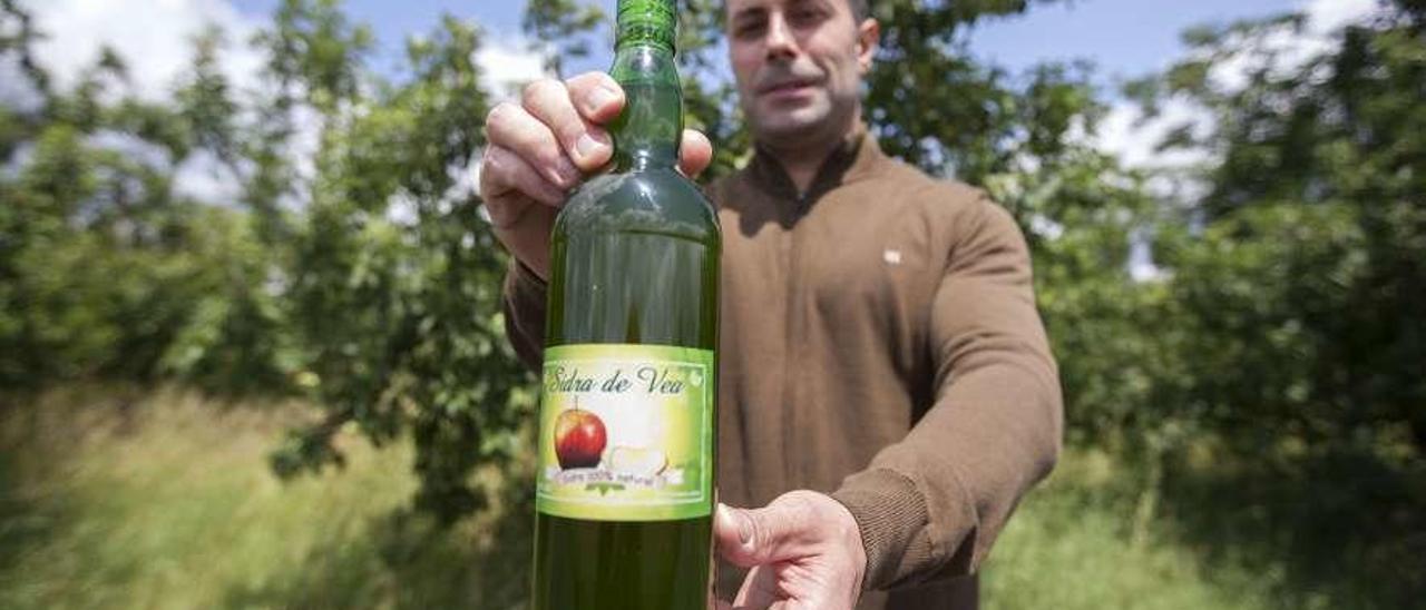 José Manuel Vázquez, ayer, mostrando una botella de Sidra de Vea. // Bernabé/Cris M.V.