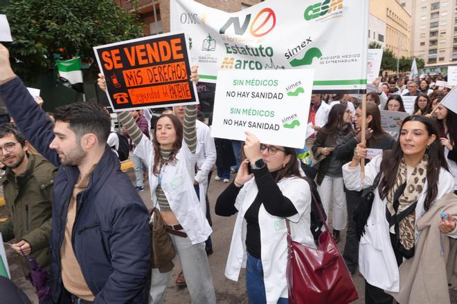 EN IMÁGENES | Así ha sido la manifestación de médicos en Badajoz