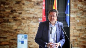 Archivo - El ministro para la Transformación Digital y de la Función Pública, Óscar lópez, durante la presentación del Informe de cobertura de banda ancha en España, a 4 de junio de 2025, en Robregordo (Madrid).